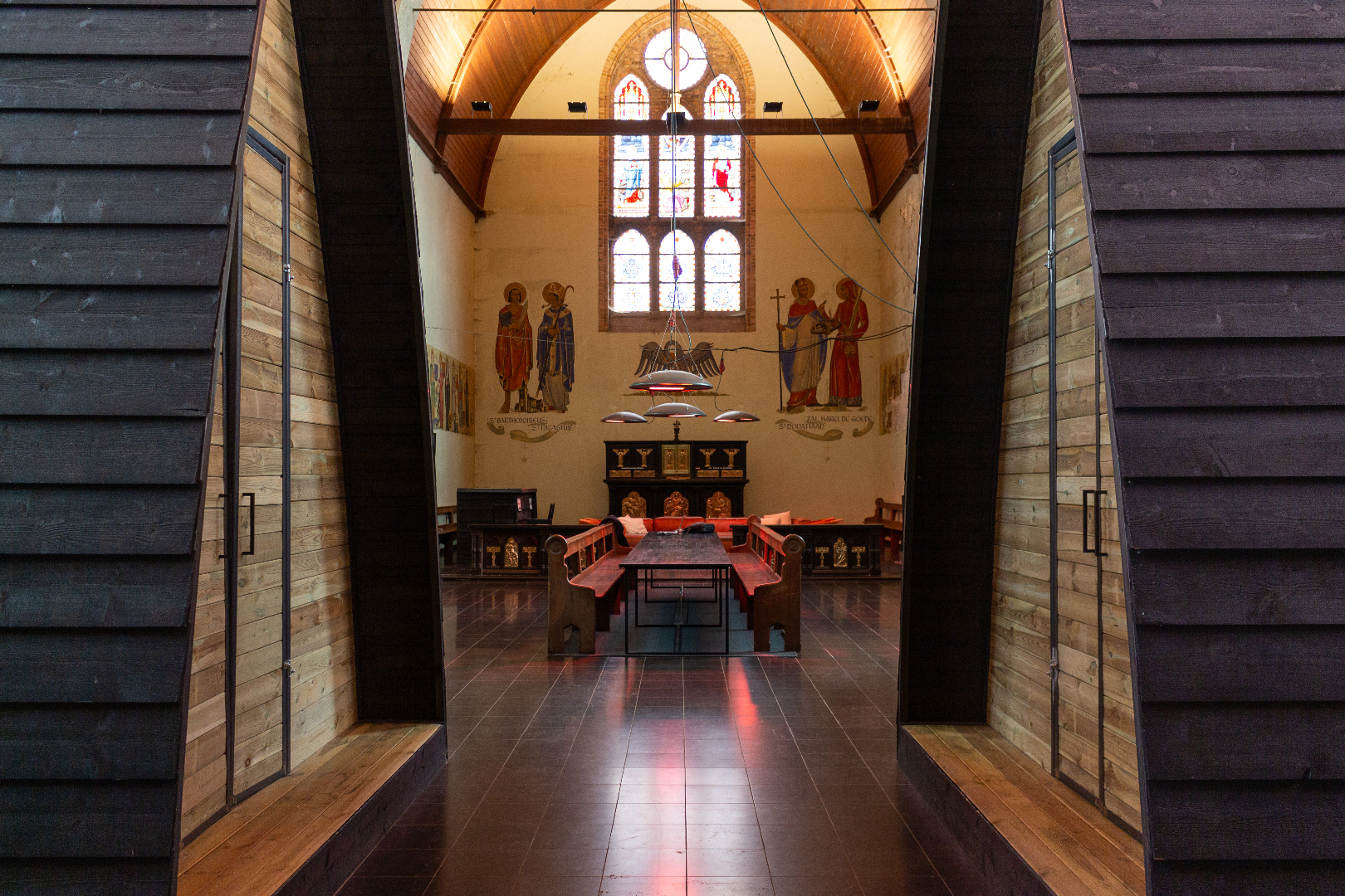 Kamperen in de voormalige Sint-Bartholomeuskerk van Kaaskerke (Diksmuide)