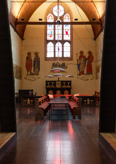 Kamperen in de voormalige Sint-Bartholomeuskerk van Kaaskerke (Diksmuide)