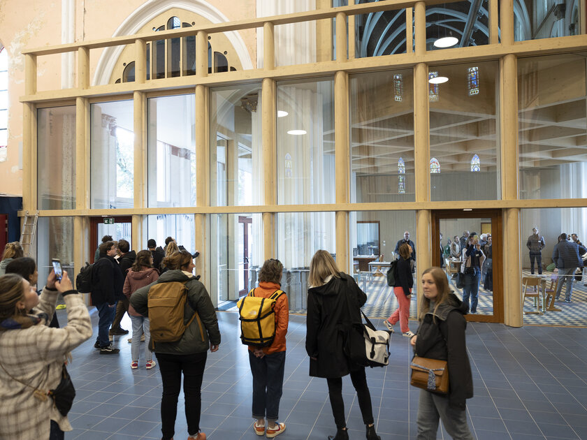 Hartetroef, Heilig Hartkerk - ontmoetingsplek voor de buurt